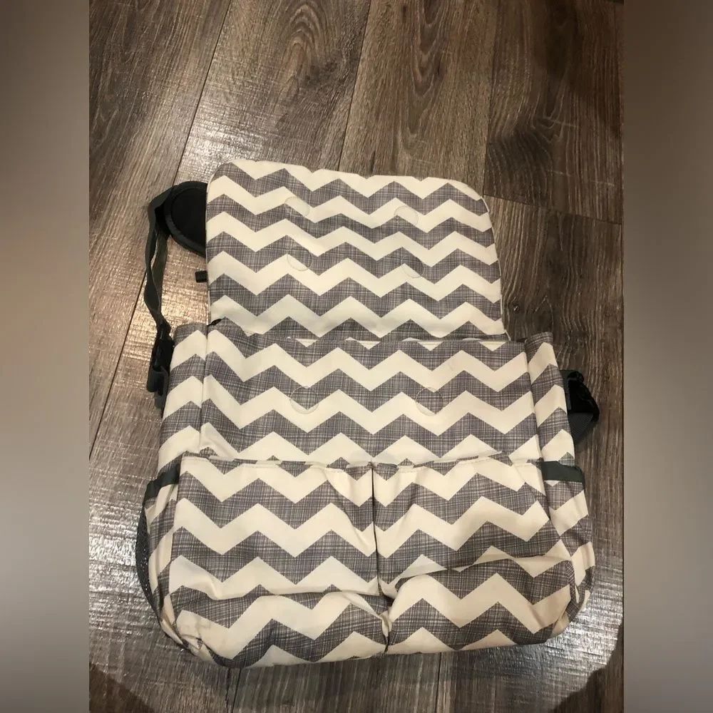 Baby Bag Skip Hop Chevron Patterned in Gray and White - Picture 3 of 8